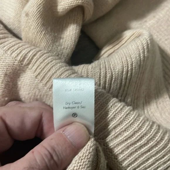 Elizabeth and James Women's Scoop neck sweater, Size XS - Picture 9 of 10